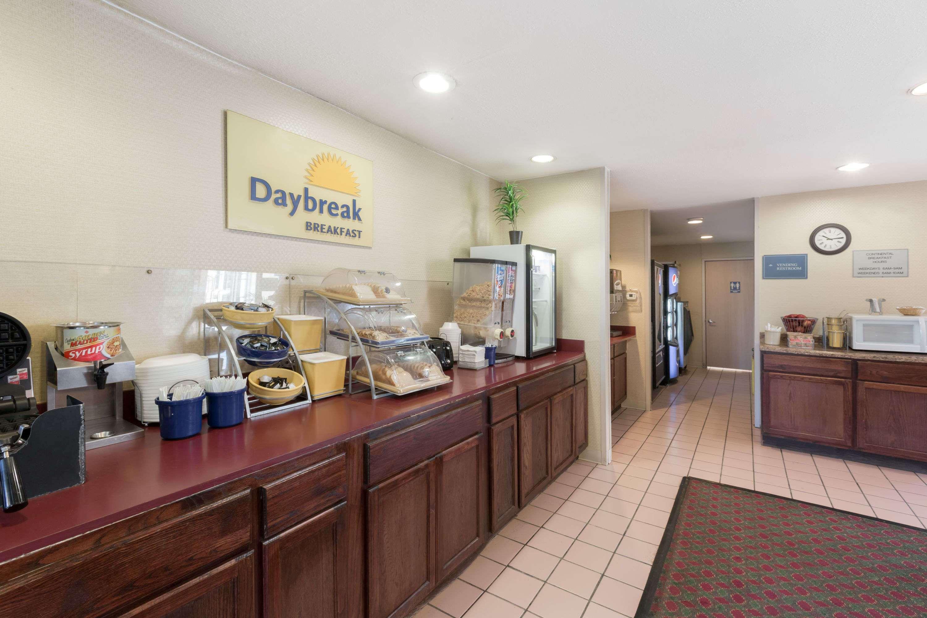 Days Inn By Wyndham West Des Moines - Clive Экстерьер фото