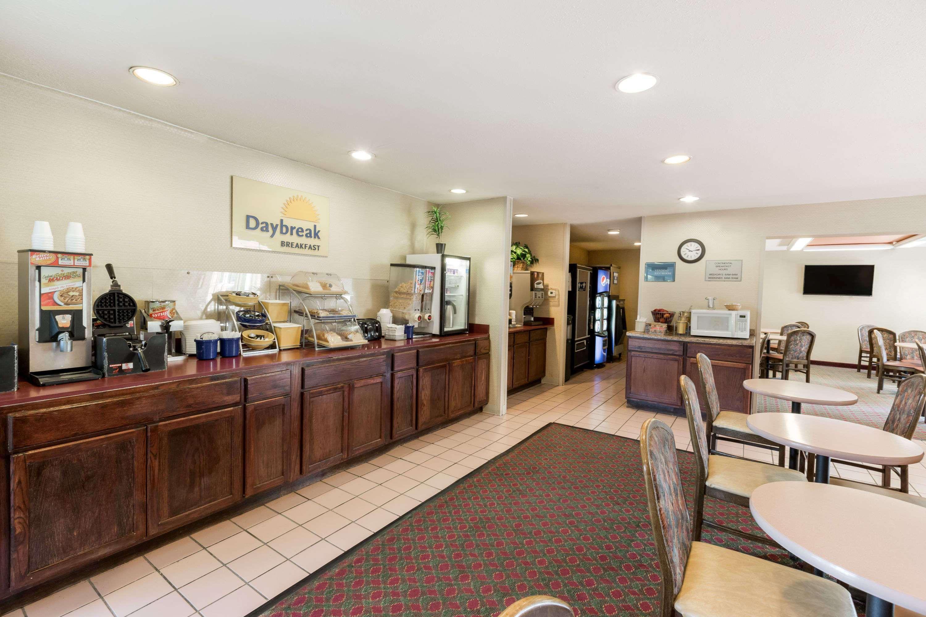 Days Inn By Wyndham West Des Moines - Clive Экстерьер фото