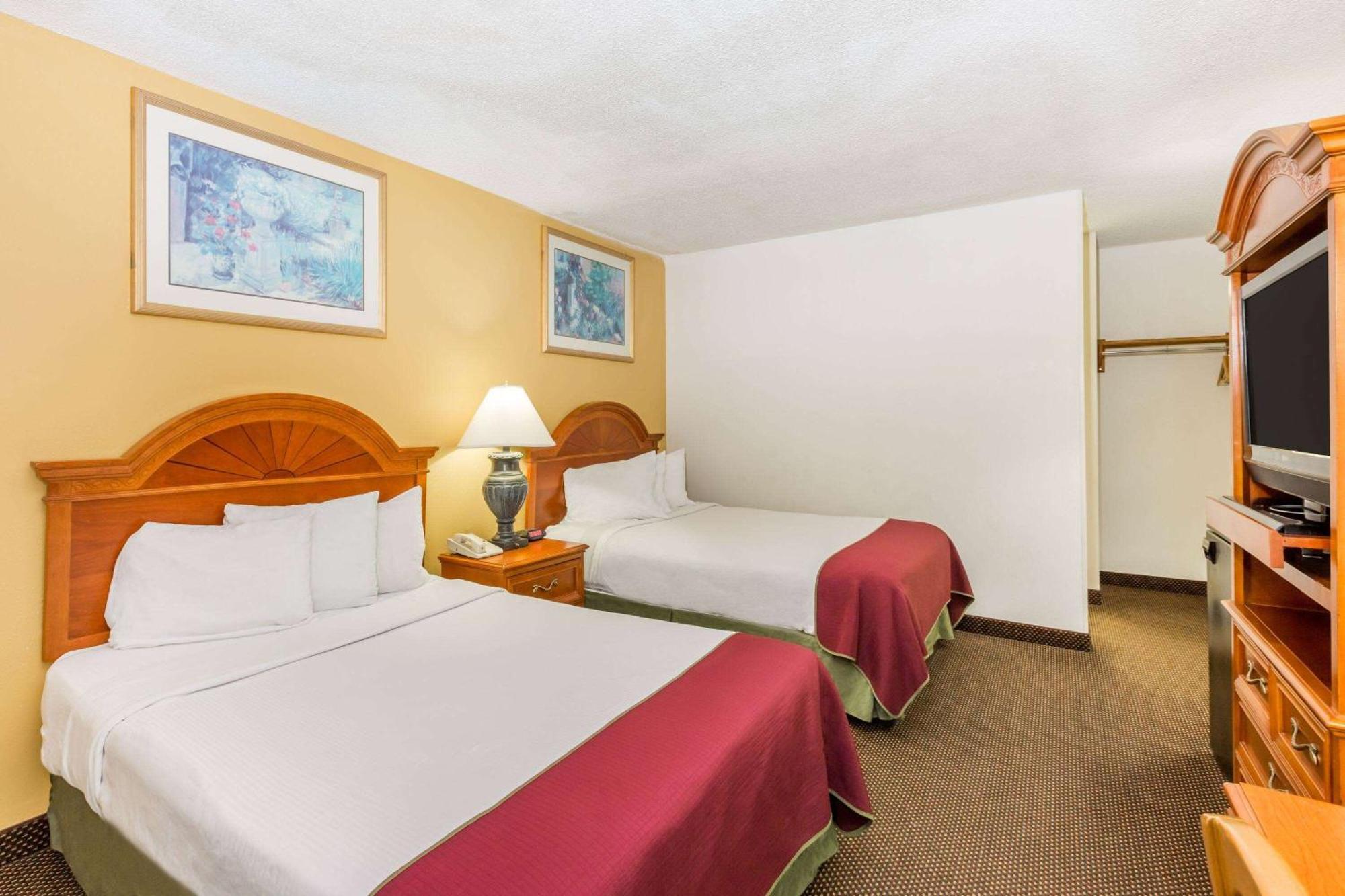 Days Inn By Wyndham West Des Moines - Clive Экстерьер фото