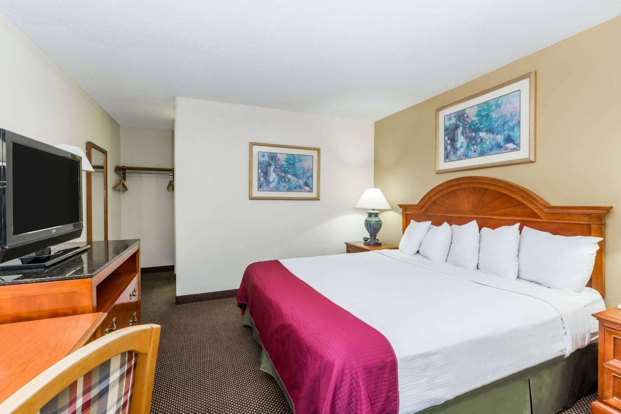 Days Inn By Wyndham West Des Moines - Clive Экстерьер фото