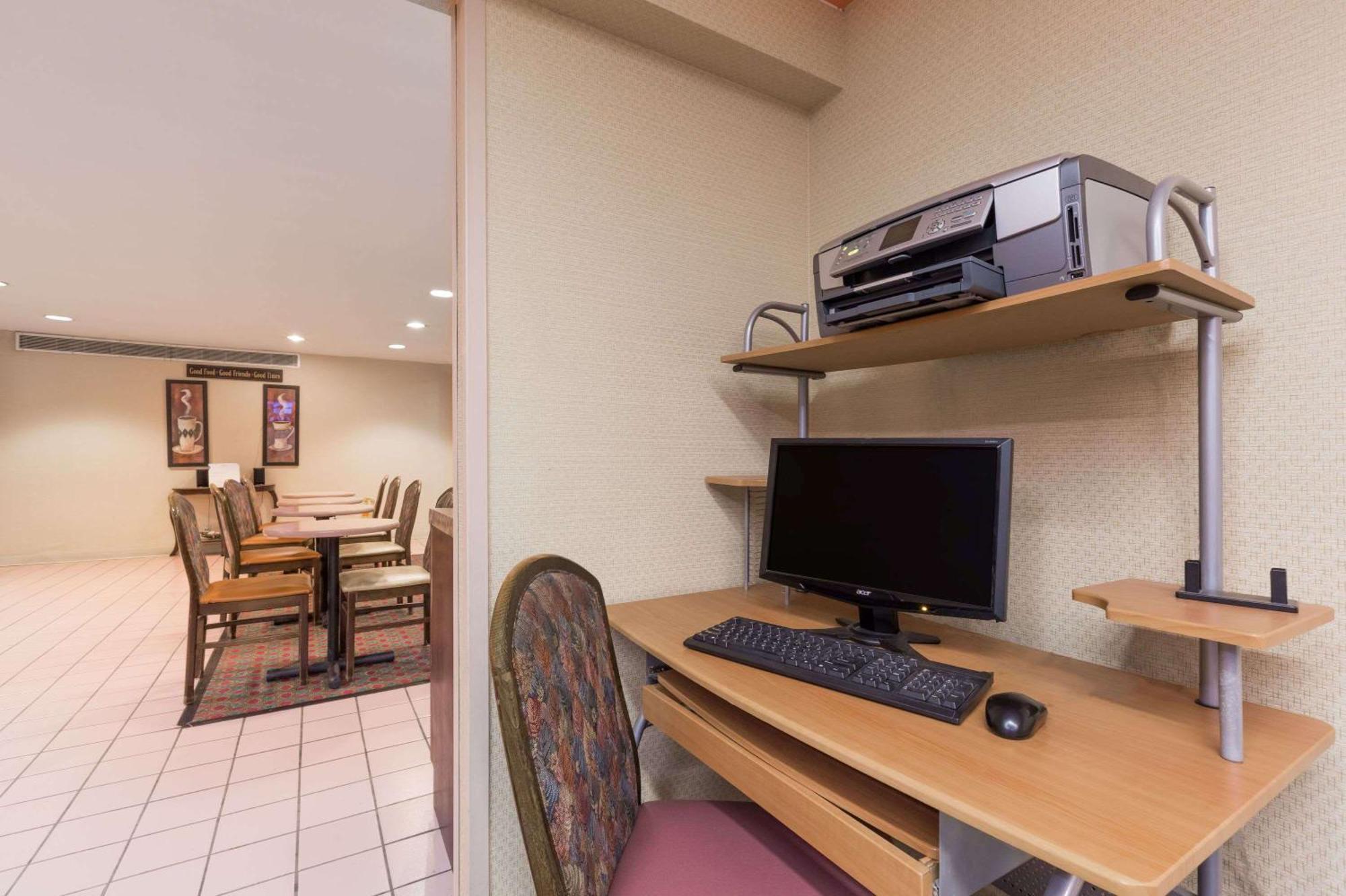 Days Inn By Wyndham West Des Moines - Clive Экстерьер фото