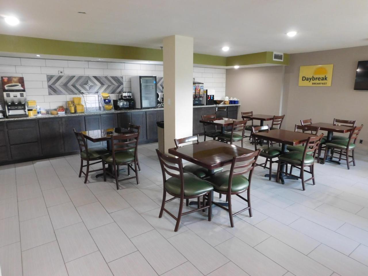 Days Inn By Wyndham West Des Moines - Clive Экстерьер фото